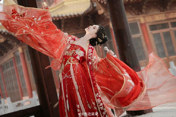哈利伯顿喜结连理，NBA球星爱情故事终章！